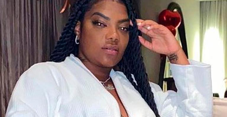 Só de roupão, Ludmilla troca beijão com Brunna Gonçalves em quarto de hotel: “Minha vida”