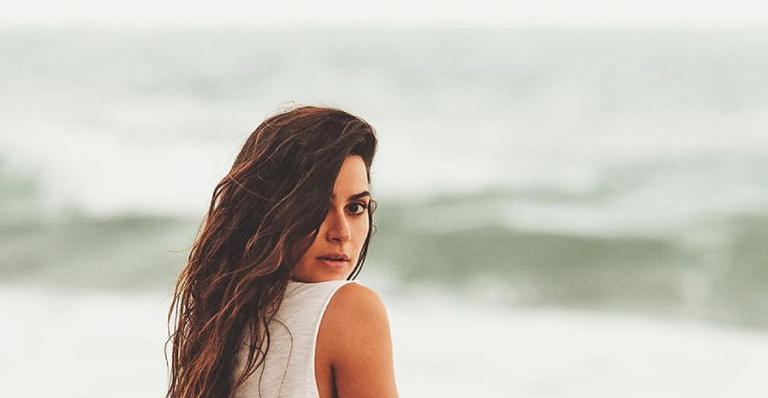 Em clique ousado, Thaila Ayala ostenta bumbum poderoso e coleciona elogios