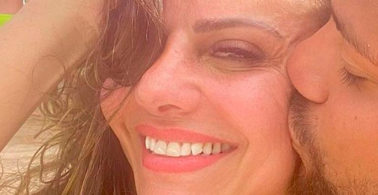 Viviane Araújo recebe beijo apaixonado do namorado e seguidores opinam: “Falta um bebê”