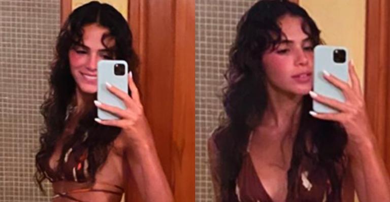 Bruna Marquezine mostra frente e verso com biquíni de corda fininha e exibe corpão no espelho