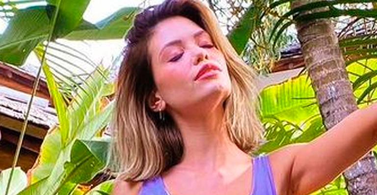 De maiô aberto, Vitória Strada mostra barriga sarada, virilha e parte dos seios: “Lindeza”