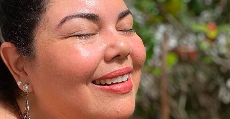 Fabiana Karla improvisa cantinho para tomar sol de biquíni e mostra corpão sem retoques: “Maravilhosa”