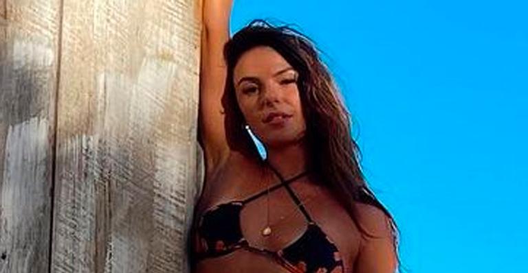Na Bahia, Isis Valverde posa de ponta-cabeça com amiga gata e chama atenção: “Juntas e misturadas”