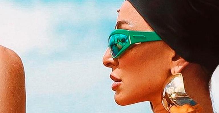 Sabrina Sato posa de biquíni cortininha e mostra corpo escultural à beira da piscina: “Deslumbrante”