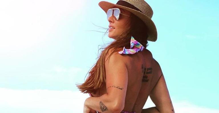 Com maiô cavadíssimo, Juju Salimeni ostenta bumbum poderoso e coleciona elogios