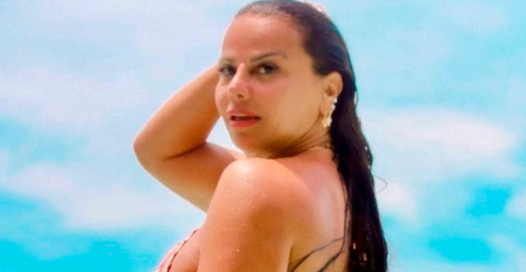 Aos 45 anos, Viviane Araújo surge em clima de sereia e mostra bumbum gigante saindo da água: “Majestosa”