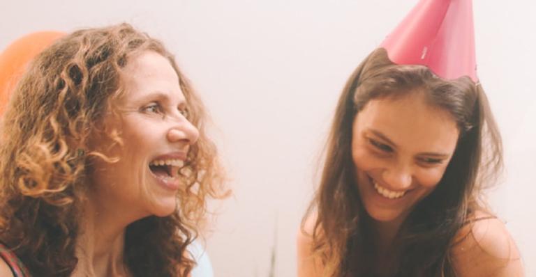Laura Neiva encanta web com homenagem comovente para a mãe: ”Me ensina a ser mãe”