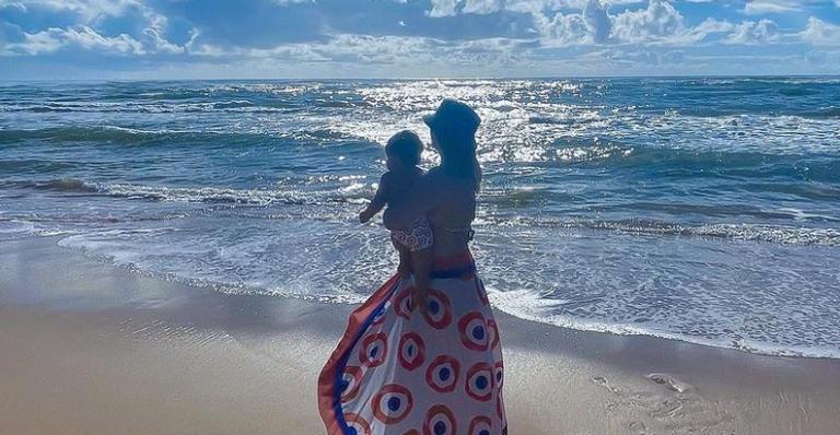 Marília Mendonça encanta ao mostrar herdeiro conhecendo o mar: ”Você me apresenta o amor”