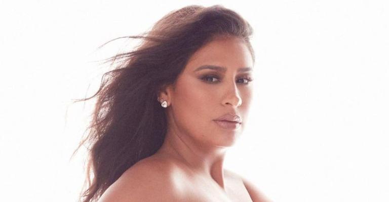 Na reta final da gravidez, Simone posa de topless e exibe barrigão: ”Minha menina”