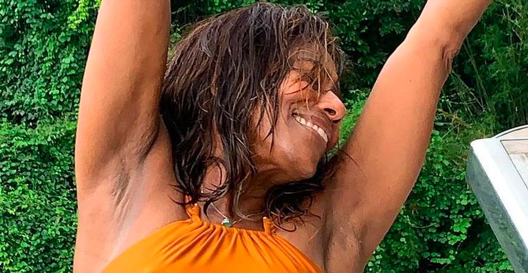 Aos 71 anos, Gloria Maria celebra vitórias de 2020 e posa de biquíni: “Graça por estar viva”