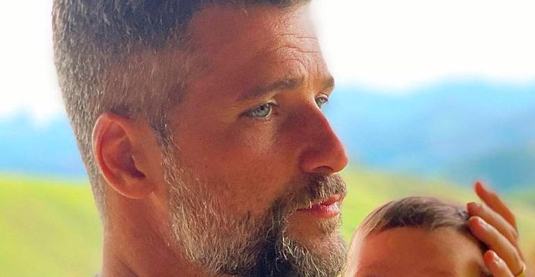 Bruno Gagliasso posa agarradinho com Zyan e seguidores se chocam: “Como está grande”
