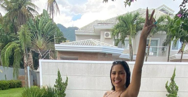 Espetáculo! De biquíni, ex-BBB Flay toma banho de chuva com o herdeiro e corpo trincando rouba a cena