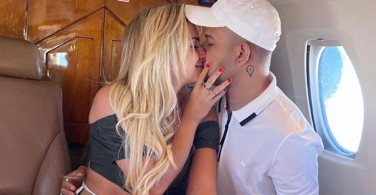 Gabi Martins e Tierey trocam beijo apaixonado durante viagem a Fernando de Noronha
