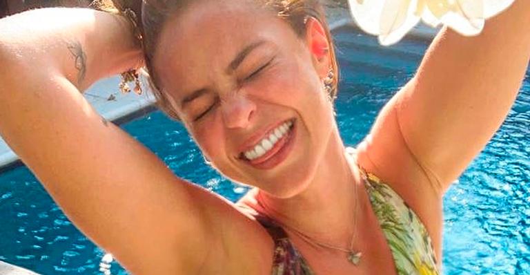 Paolla Oliveira encerra 2020 com maiô decotado até o umbigo e arrasa: “Cheia de luz”