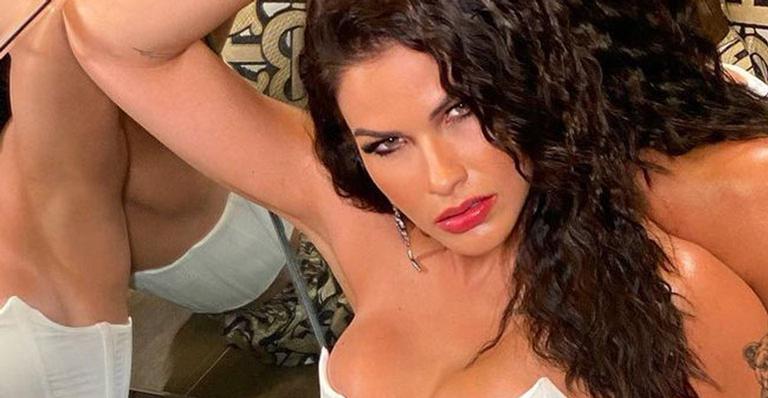 Andressa Suita esbanja sensualidade, dispensa sutiã e passa a virada do ano com decote generoso: “Recomeço”
