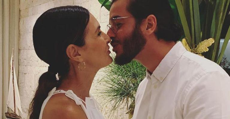 Fátima Bernardes surge deslumbrante em sua mansão e dá beijão em Túlio Gadêlha: “Nós sobrevivemos”