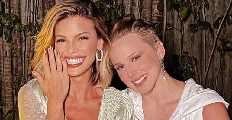 Agora é oficial! Marcella Rica pede Vitoria Strada em casamento na virada do ano: “Ela disse sim”