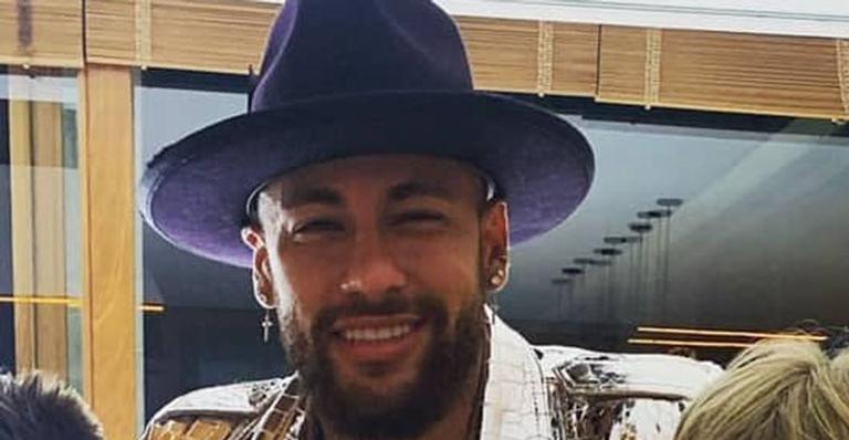 Neymar escolhe look inacreditável para ano novo em família e divide opiniões: “Que roupa é essa?”