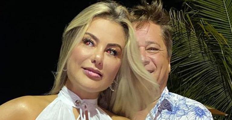 Esposa de Leonardo agarra o marido e elege vestido transparente para a virada do ano: “Esperança de dias melhores”