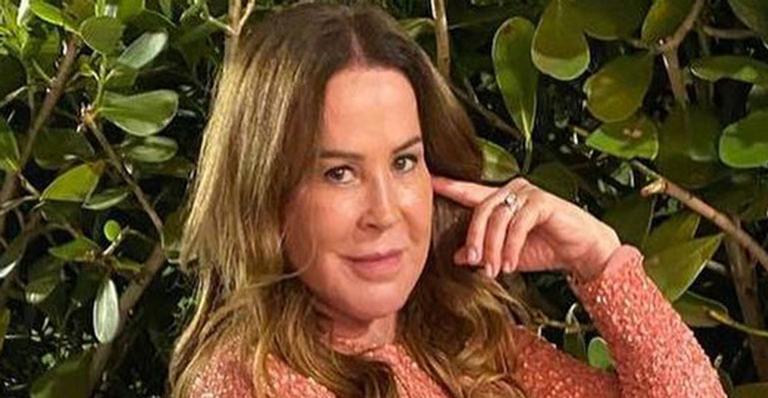 Agarrada ao namorado, Zilu Camargo combina bolsinha de luxo com vestido coladinho: “Gratidão”