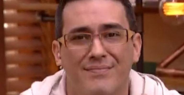 André Marques quebra amuleto ao vivo no ‘É de Casa’ e fica preocupado: “Será que dá azar?”