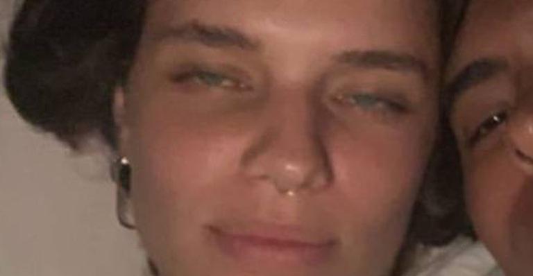 Bruna Linzmeyer surge na cama em clique da intimidade com a namorada, Marta Supernova: “Bem gostosas”