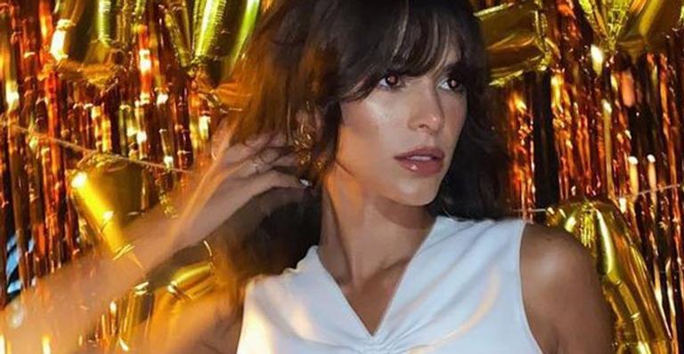 Na virada, Bruna Marquezine elege look-escândalo e exibe decote além do umbigo: “Que seja leve”