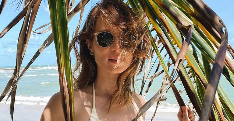Em clique raro de biquíni, Mariana Ximenes exibe corpo de mocinha aos 39 anos: “Musa atemporal”