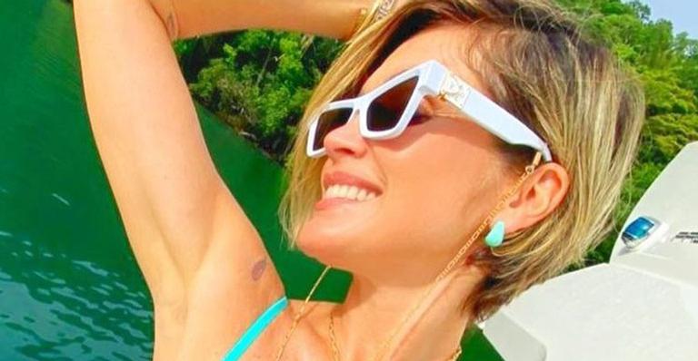 Aos 46 anos, Flávia Alessandra surge sequinha em clique de maiô durante passeio de iate: “Não há defeitos”