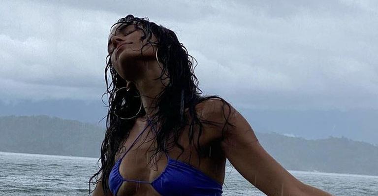 Bruna Marquezine toma banho de mar e biquíni marca em detalhes o corpo musculoso: “Um furacão”