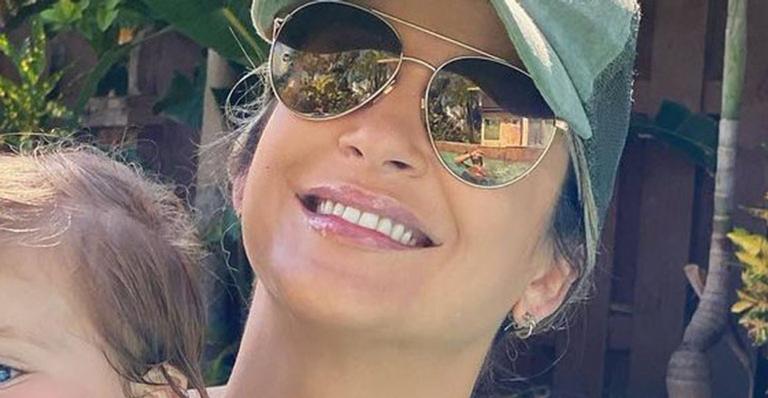 Claudia Leitte aparece na piscina ao lado da filha Bela que surpreende fãs: “Esse bebê parece de mentira”