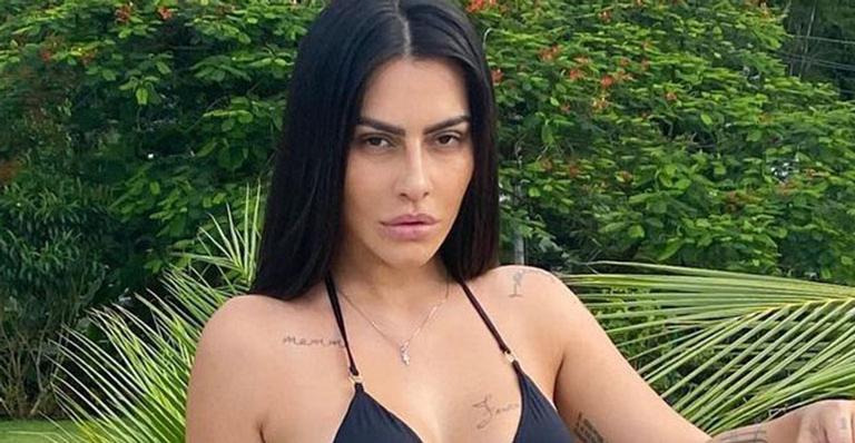 Cleo posa de biquíni mínimo e deixa virilha de fora em clique ousado: “Defina o que você espera”