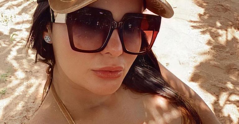 Maraísa faz carão e exibe barriguinha trincada em selfie de biquíni: “Ela é da roça, ela é da praia”