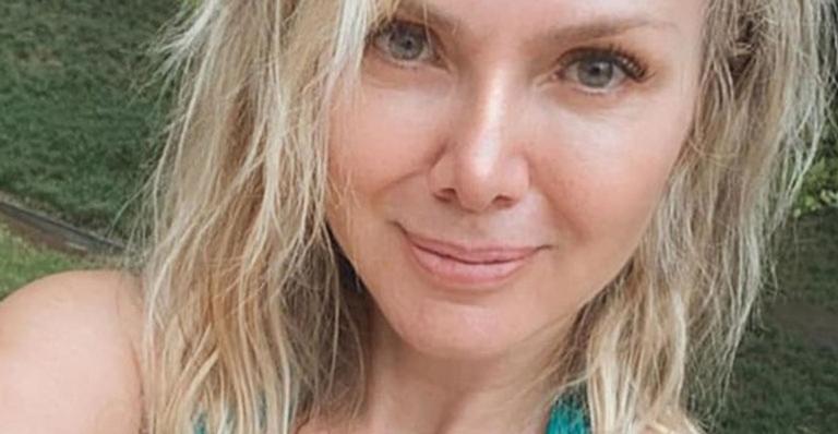 Aos 47 anos, Eliana posa de biquíni e toma sol em sua mansão luxuosa em SP: “Pé no chão”