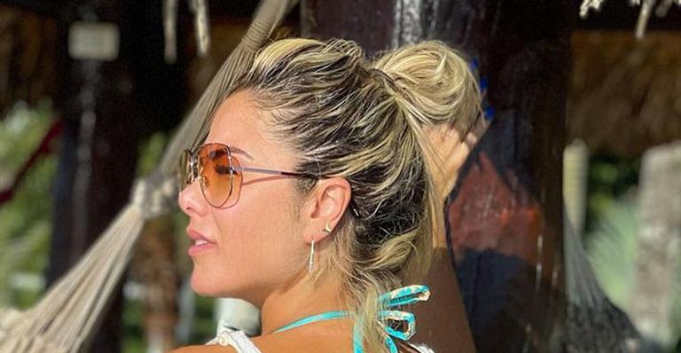Esposa de Leonardo deixa biquíni aparecer por baixo de vestido transparente: “Cheia de gratidão”