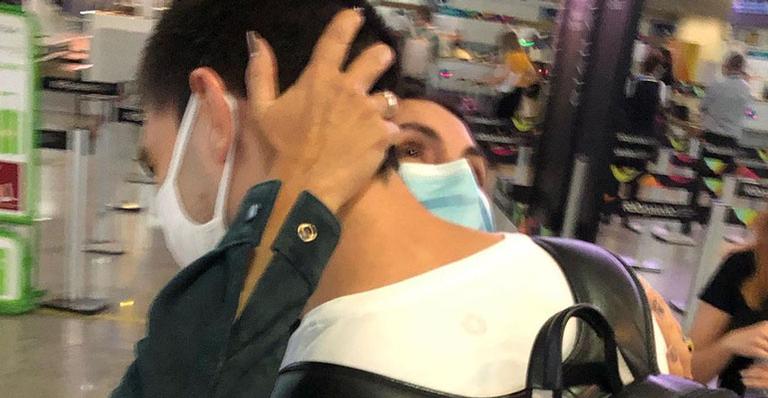 Fátima Bernardes surge aos prantos ao se despedir do filho: “Não sabemos quando vamos nos reencontrar”