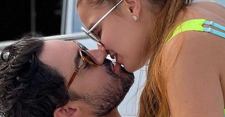 Fernando surge dando beijão em Maiara e mão boba no maiô rouba a cena: “Ei baixinha, calma”