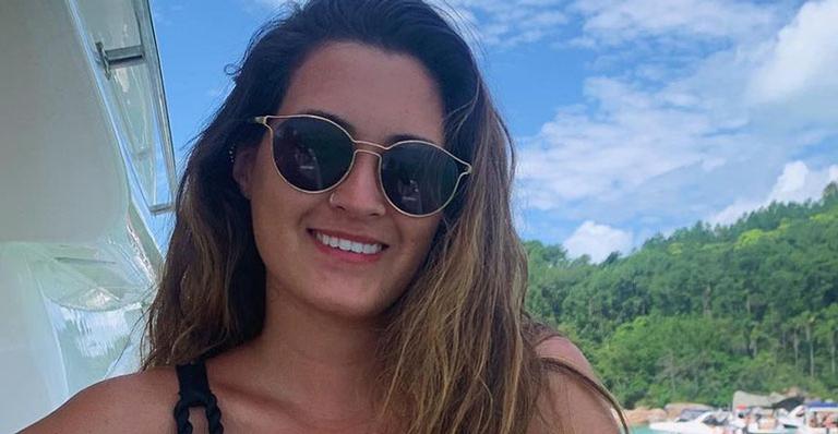 Filha gata de Fátima Bernardes surge mais magra de biquíni de cintura alta em passeio de barco: “Corpaço”