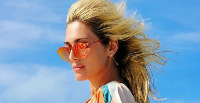 Lívia Andrade posa em barco de luxo e rebate críticas após polêmica: “Não aceito o que não me pertence”
