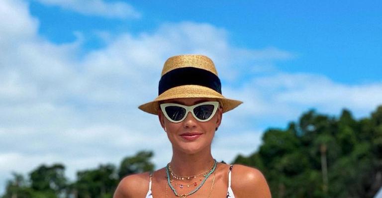 Em Angra dos Reis, Ana Paula Siebert posa com biquíni diferentão e abdômen trincado rouba cena
