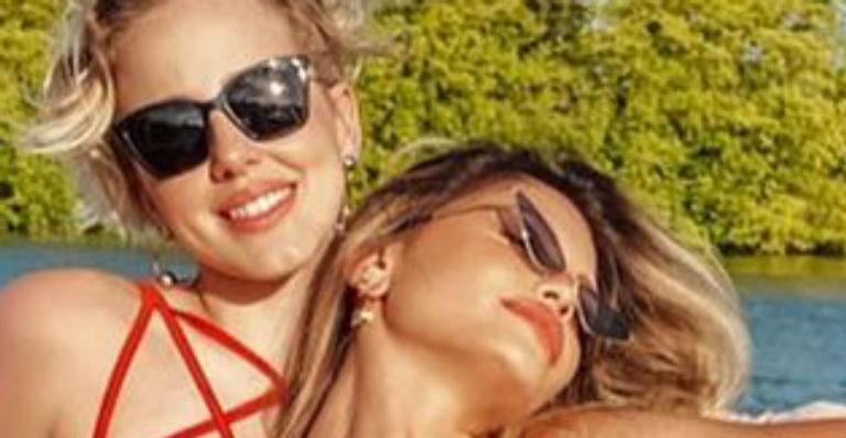 De casamento marcado, Vitória Strada posa de biquíni com Marcella Rica: “Coisa mais linda”