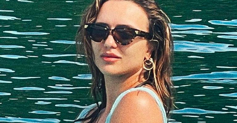 Ex-BBB Rafa Kalimann aparece de biquíni branco e empina bumbum em cenário paradisíaco: “Maravilhosa”
