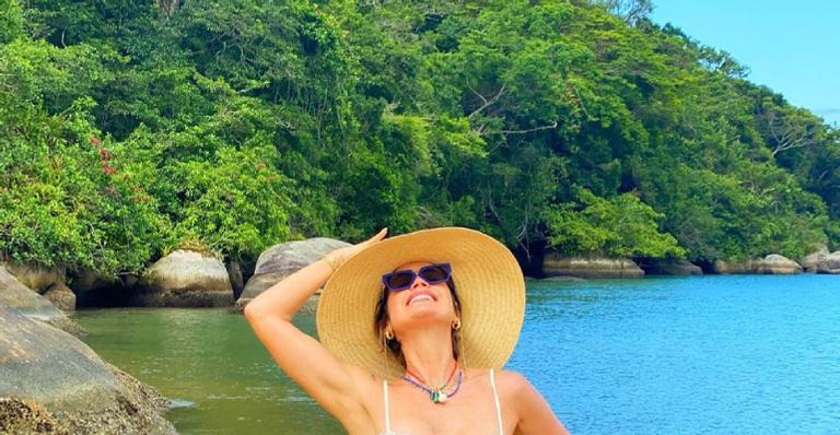 Flávia Alessandra elege biquíni asa-delta e ostenta sensualidade em cliques ousados: ”Deusa”