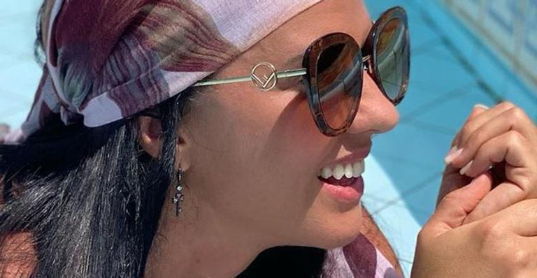 Graciele Lacerda posa na piscina da mansão de Zezé di Camargo e bumbum com fio-dental rouba a cena: “Dei zoom”