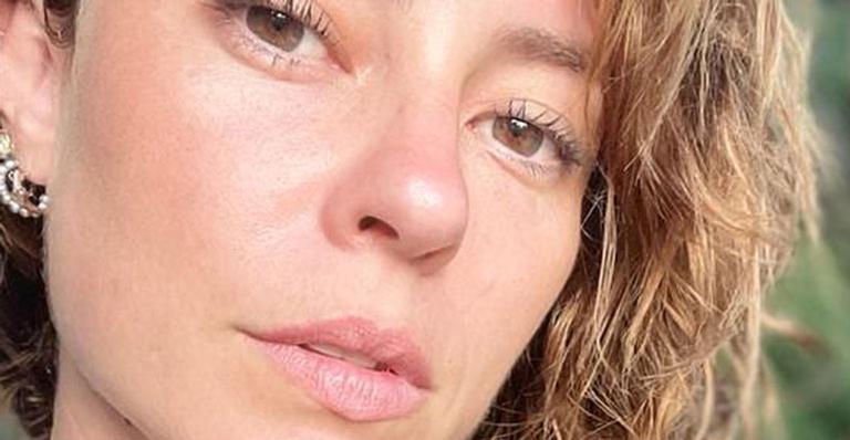 Sem filtros e sem maquiagem, Paolla Oliveira posa de cara lavada e descabelada: “Linda de qualquer jeito”