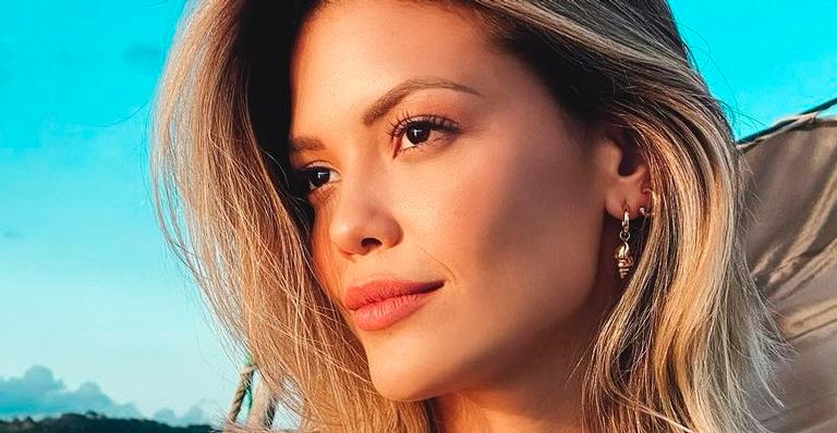 Vitória Strada mostra detalhes do anel chiquérrimo de noivado com Marcella Rica e seguidores reagem: “Amor inspira”