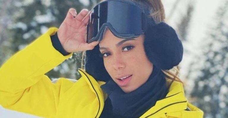 Anitta elege look nada básico avaliado em R$ 17 mil para curtir viagem luxuosa