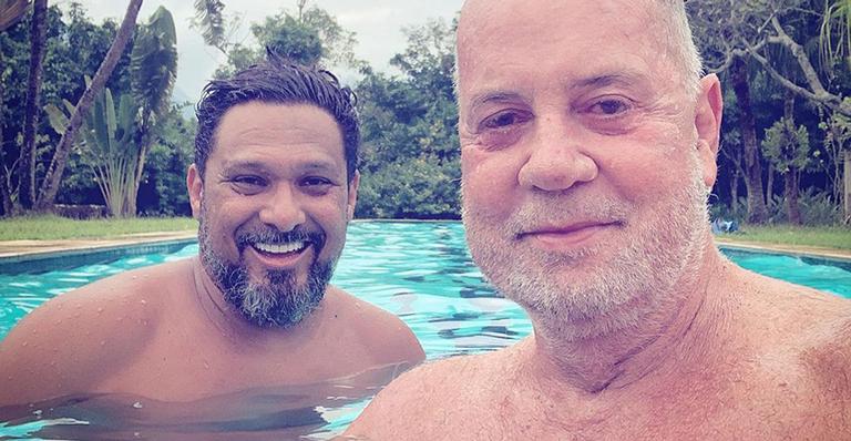 Após internação por Covid-19, Luiz Fernando Guimarães anuncia recuperação do marido: “Está tudo bem”