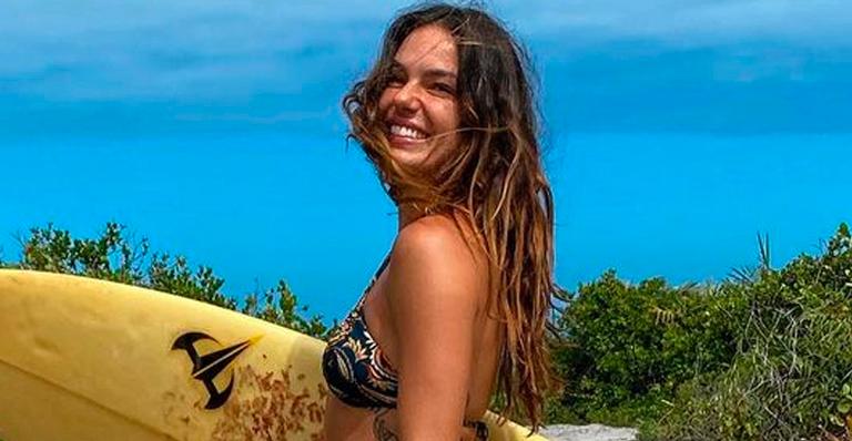 De biquíni cavado, Isis Valverde curte dia de surfe na Bahia e arrasa: “Sereia linda”
