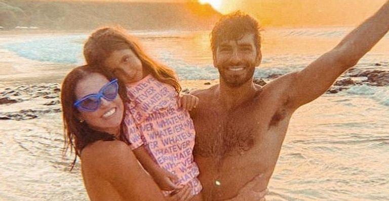 Em Fernando de Noronha, Deborah Secco posa com família em cenário paradisíaco: “Lindos”